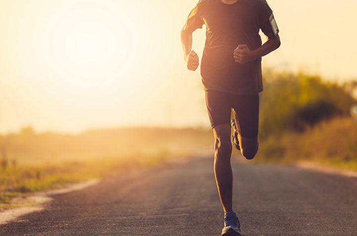 Jeune homme faisant de la course a pied - kine course a pied| IK Paris