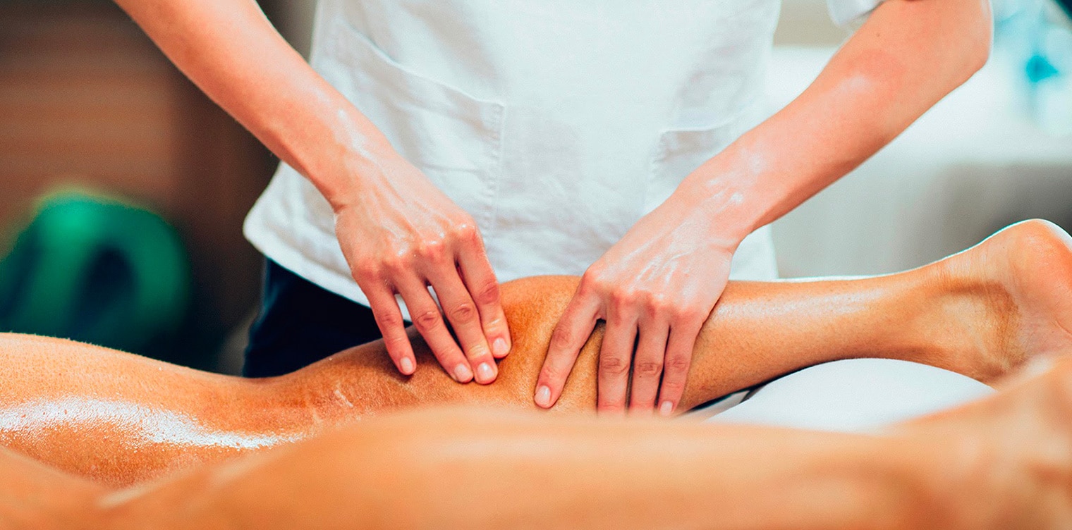 Kinesitherapeute faisant un massage sur le mollet d une femme - massage et exercices | IK Paris