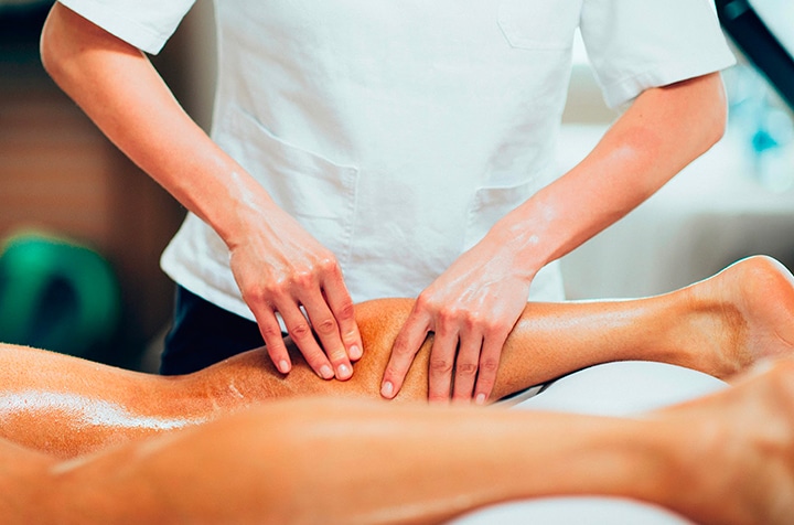 Kinesitherapeute faisant un massage sur le mollet d une femme - massage et exercices | IK Paris