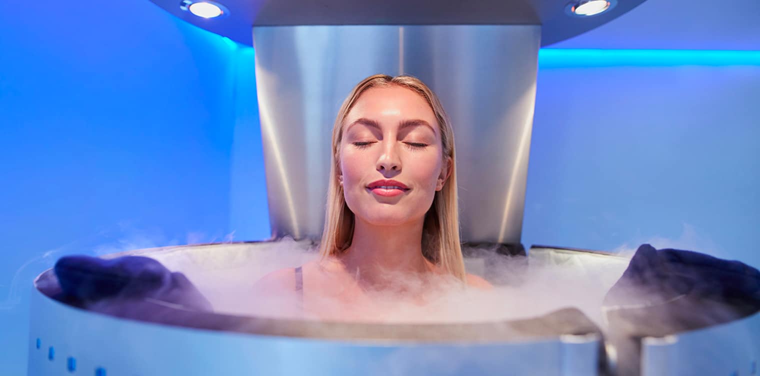 Jeune femme utilisant une appareil de cryotherapie - bienfaits de la cryotherapie | IK Paris