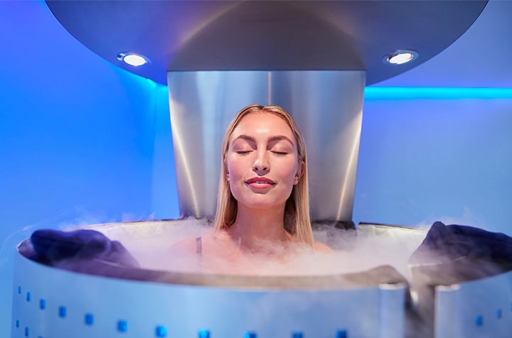 Jeune femme utilisant une appareil de cryotherapie - bienfaits de la cryotherapie | IK Paris