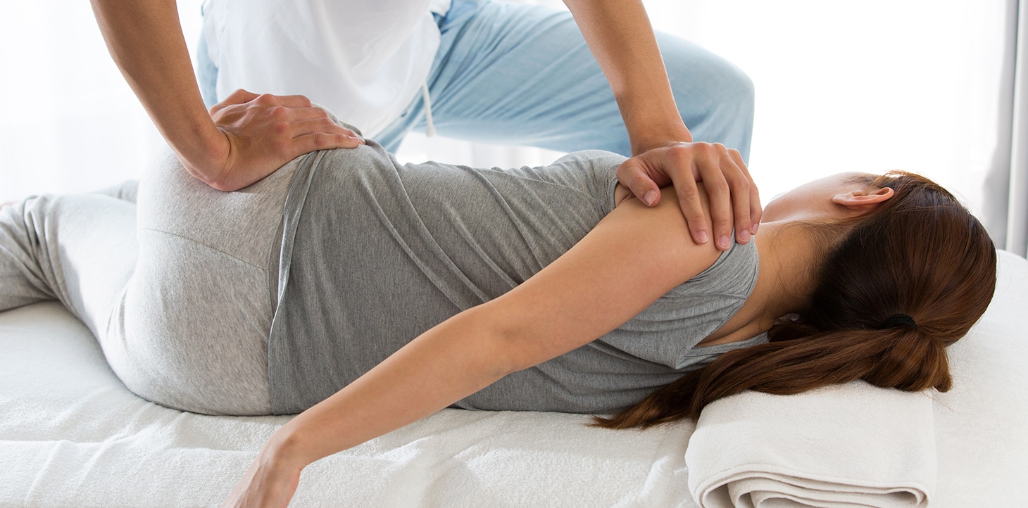 Photo d une femme se faisant des exercices de reeducation pour le bassin - fracture bassin | IK Paris