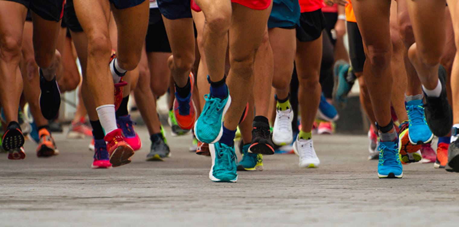 Photo des pieds des coureurs d un marathon - comment preparer marathon| IK Paris